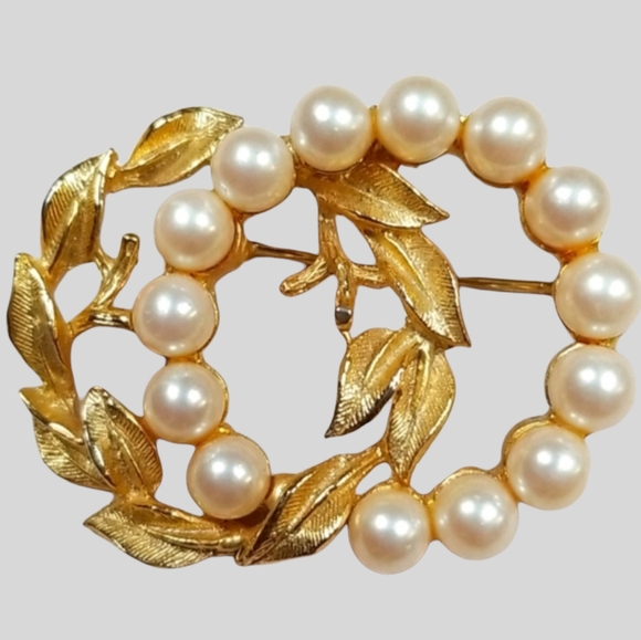 Vintage Signed Richelieu Faux Pearl Goldtone Brooch Pin - Picture 2 of 11